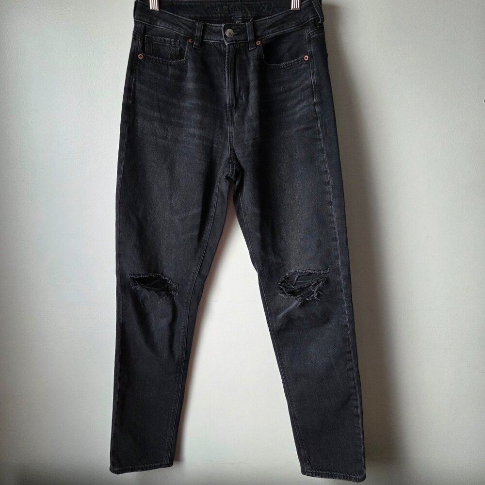 EUC AMERICAN EAGLE OUTFITTERS BLACK MOM JEAN STRIGID RIPPED SIZE 4 LONG